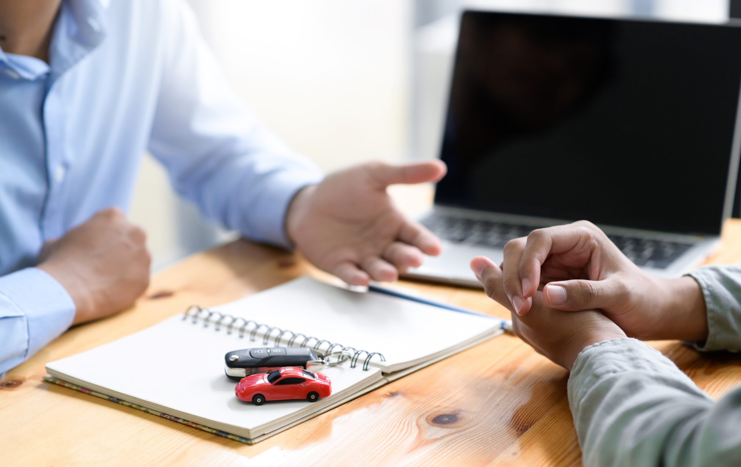 insurance-broker-is-recommending-auto-accident-ins-2023-11-27-04-59-43-utc1